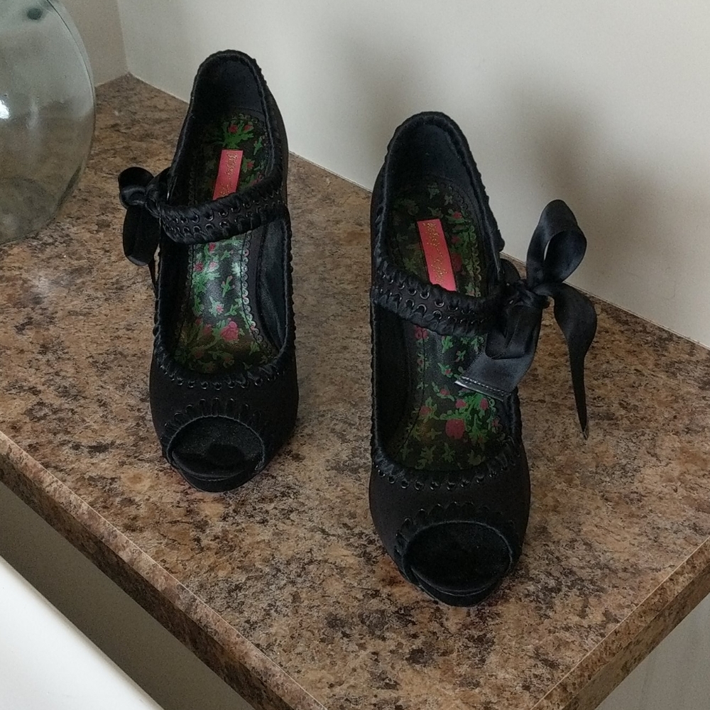 Betsey Johnson shoes - Picture 2 of 7